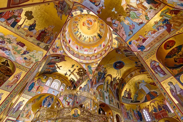 モンテネグロ ポドゴリツァにおけるキリスト復活大聖堂の内部 — ストック写真