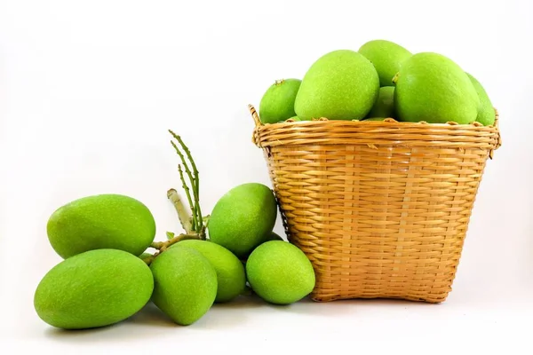 Aislado Muchos Mango Verde Cesta Sobre Fondo Blanco — Foto de Stock