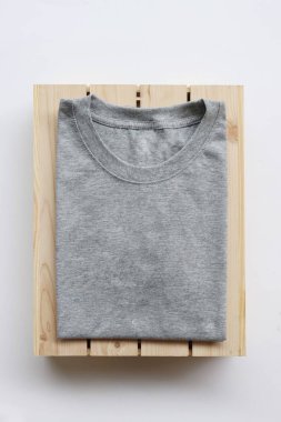 siyah, gri, beyaz t-shirt ile tahta kutu ve kaktüs. rustik arka plan