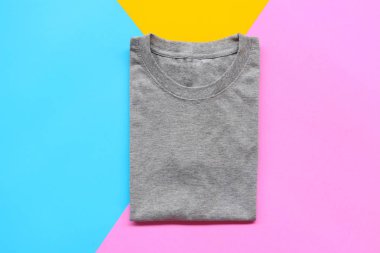 siyah, gri, beyaz t-shirt ile tahta kutu ve kaktüs. rustik arka plan