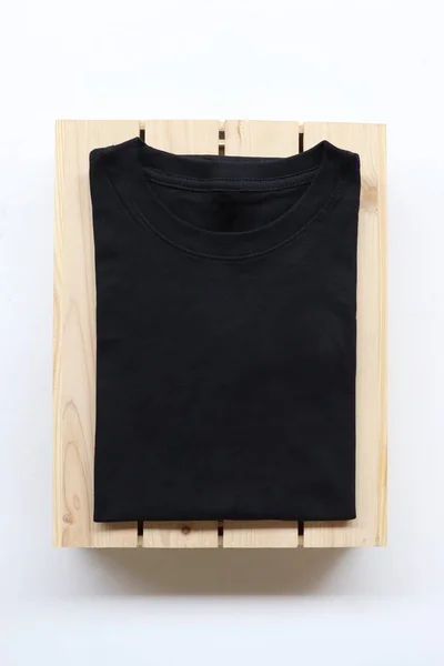 木製ボックスとサボテンの黒 シャツ 素朴な背景 — ストック写真