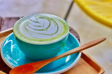 ahşap masa üzerinde çikolata pasta ve yeşil çay kahve