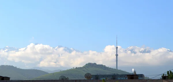 Veduta Delle Colline Delle Montagne Coperte Nuvole — Foto Stock