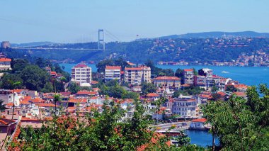 Boğaziçi, tekneler, gemiler ve Fatih Sultan Mehmet Köprüsü eski Istanbul bölgesinde, Kuruchesme (Kurukesme) tepesinden. Türkiye, Istanbul, Ağustos 2018.