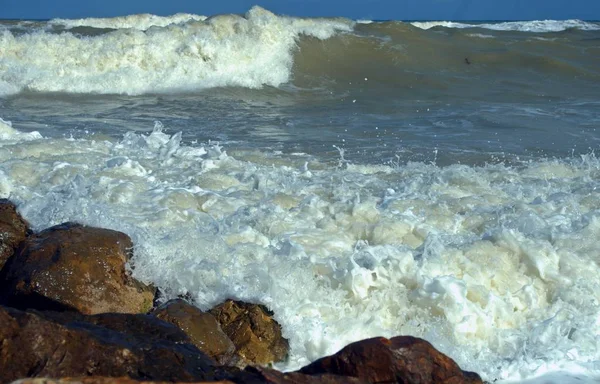 土耳其 黑海白浪 海浪在岩石上破浪而去 水上的白色泡沫 阳光明媚的夏日海景 明亮的蓝天和蓬松的白云 — 图库照片
