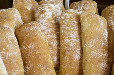 Taze bir somun beyaz ekmek. Pastanedeki vitrinde beyaz ekmek. Sıcak pişirme. Buğday unu yapılan fırın ürünleri. Seçici odak görüntüsü, arka plan, kopyalama alanı.