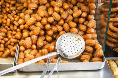 Geleneksel oryantal tatlı baklava. Sokak pazarında Orta Doğu tatlılığı. Tepside Türk tatlı baklavası. Geniş bir yelpazede Doğu tatlılar. Badem ile Arap lokumu, kaju fıstığı fındık.