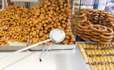 Geleneksel oryantal tatlı baklava. Sokak pazarında Orta Doğu tatlılığı. Tepside Türk tatlı baklavası. Geniş bir yelpazede Doğu tatlılar. Badem ile Arap lokumu, kaju fıstığı fındık.