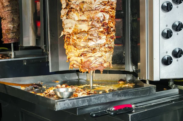 Bir sokak yemek dükkanında geleneksel Türk yemekleri Döner Kebap kesme bir şef. İstanbul'da sokak yemekleri.