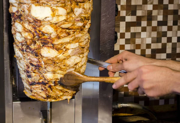 Bir sokak yemek dükkanında geleneksel Türk yemekleri Döner Kebap kesme bir şef. İstanbul'da sokak yemekleri.