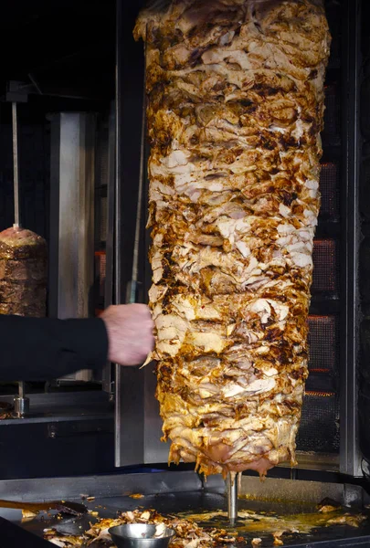 Bir sokak yemek dükkanında geleneksel Türk yemekleri Döner Kebap kesme bir şef. İstanbul'da sokak yemekleri.