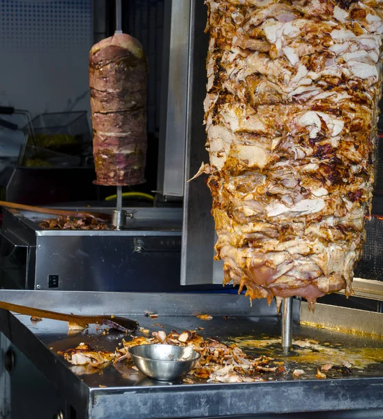 Bir sokak yemek dükkanında geleneksel Türk yemekleri Döner Kebap kesme bir şef. İstanbul'da sokak yemekleri.
