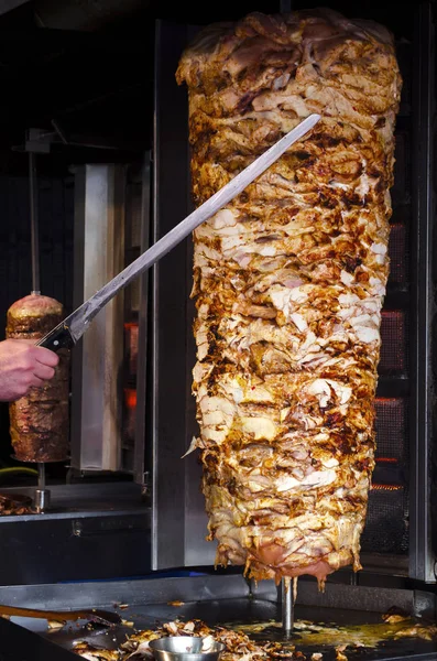 Bir sokak yemek dükkanında geleneksel Türk yemekleri Döner Kebap kesme bir şef. İstanbul'da sokak yemekleri.