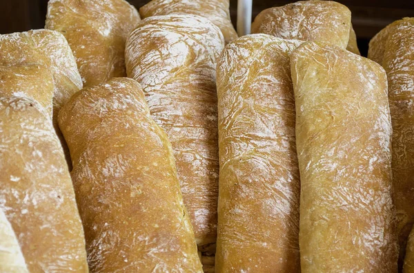 Taze bir somun beyaz ekmek. Pastanedeki vitrinde beyaz ekmek. Sıcak pişirme. Buğday unu yapılan fırın ürünleri. Seçici odak görüntüsü, arka plan, kopyalama alanı.