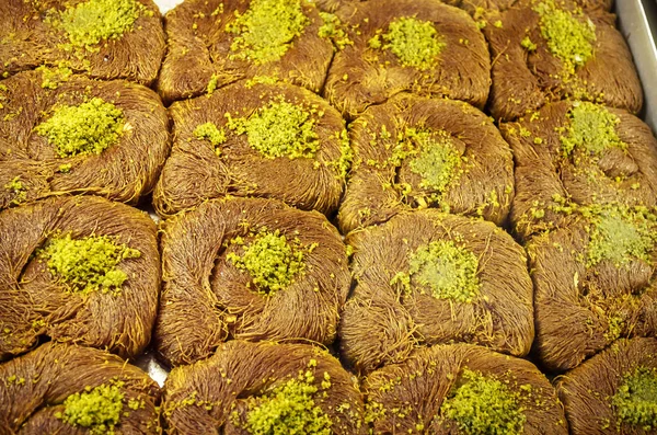 Tatlı, sulu, bal, şekerli Türk baklavası. Antep fıstığı ve cevizle süslenmiş geleneksel Türk tatlısı. Kutsal Ramazan ayında iftara gelen doğu tatlılığı. ckground, kopyalama alanı.