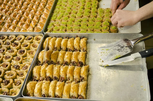 Geleneksel oryantal tatlı baklava. Sokak pazarında Orta Doğu tatlılığı. Tepside Türk tatlı baklavası. Geniş bir yelpazede Doğu tatlılar. Badem ile Arap lokumu, kaju fıstığı fındık.