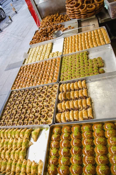 Geleneksel oryantal tatlı baklava. Sokak pazarında Orta Doğu tatlılığı. Tepside Türk tatlı baklavası. Geniş bir yelpazede Doğu tatlılar. Badem ile Arap lokumu, kaju fıstığı fındık.