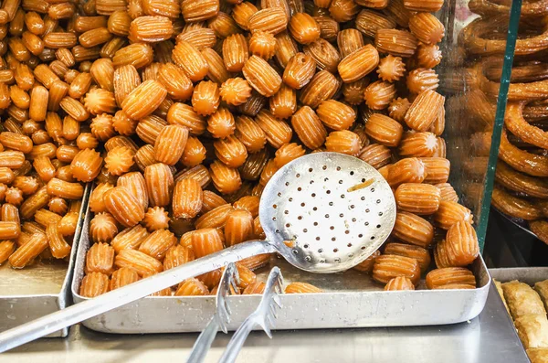 Geleneksel oryantal tatlı baklava. Sokak pazarında Orta Doğu tatlılığı. Tepside Türk tatlı baklavası. Geniş bir yelpazede Doğu tatlılar. Badem ile Arap lokumu, kaju fıstığı fındık.