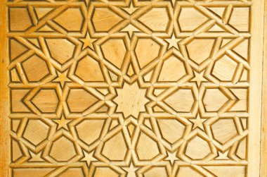 Oryantal süs ile eski bir kapının yakın çekim görüntüsü. Antika kapılar elementi. Ahşap oymacılığı. Geometrik desen. Arka plan kopyalama alanı.