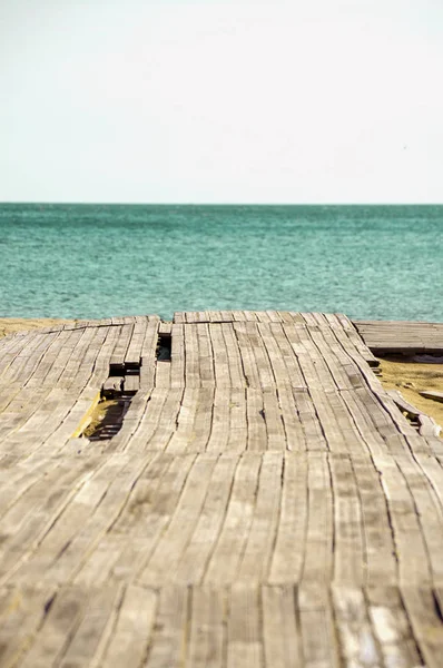 Holzsteg Tropischen Strand Und Blauer Himmel Sommer Hintergrund Urlaubshintergrund Kopierraum — Stockfoto