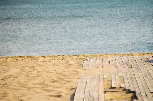 Holzsteg Tropischen Strand Und Blauer Himmel Sommer Hintergrund Urlaubshintergrund Kopierraum — Stockfoto