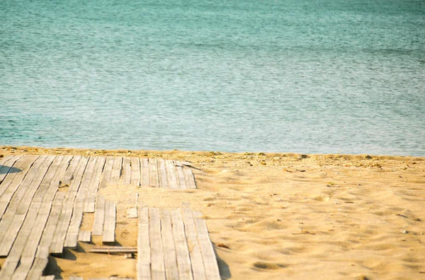 Holzsteg Tropischen Strand Und Blauer Himmel Sommer Hintergrund Urlaubshintergrund Kopierraum — Stockfoto