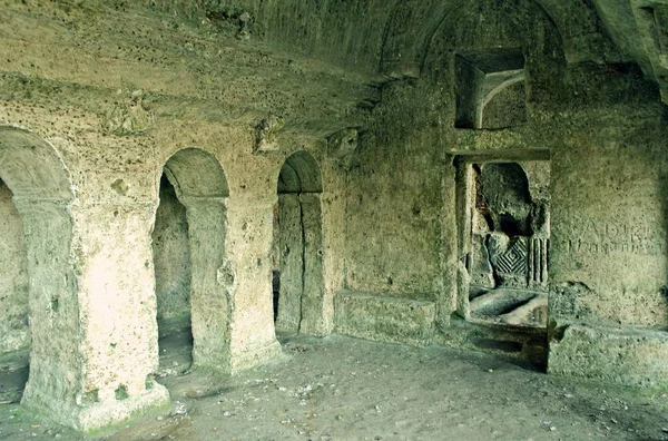 トルコ カークレーリ キヨイ トルコとブルガリアの国境にある聖ニコラス修道院 15世紀に建てられた岩のキリスト教寺院 ユネスコの保護下で — ストック写真