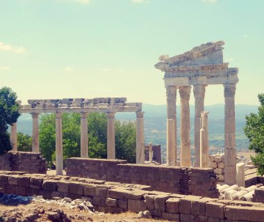 Türkiye, Bergama. Antik Yunan kenti Bergama'nın kalıntıları. Unesko tarafından korunan eski Pergamo şehri harap olmuş. Beyaz mermer antik sütunlar.