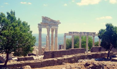 Türkiye, Bergama. Antik Yunan kenti Bergama'nın kalıntıları. Unesko tarafından korunan eski Pergamo şehri harap olmuş. Beyaz mermer antik sütunlar.