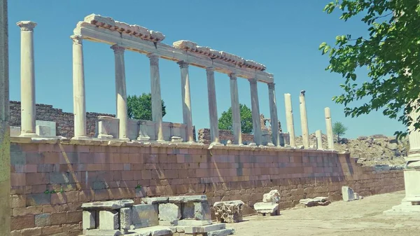 トルコ ベルガマ 古代ギリシャの都市ペルガモンの遺跡 ウンネスコに守られたペルガモの旧市街を荒廃 白い大理石のアンティークカラム — ストック写真