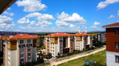 Zaman ayarlı. Parlak mavi gökyüzü. Beyaz bulutlar. Güneşli bir gün.