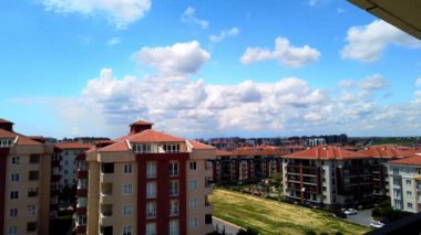 Zaman ayarlı. Parlak mavi gökyüzü. Beyaz bulutlar. Güneşli bir gün.