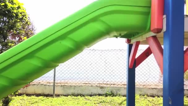 Parco giochi per bambini vuoto via mare. Giornata di sole. Ore di mare, passeggiata . — Video Stock