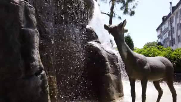 Decoratieve fontein in het stadspark. Water stroomt over kunstmatige stenen, rotsblokken. — Stockvideo