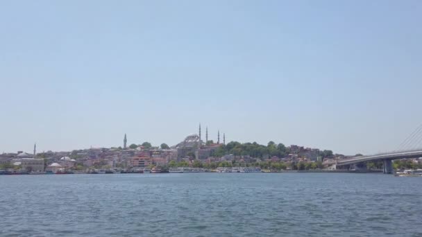 Toeristische boten in de Gouden Hoorn baai van Istanbul en uitzicht op Suleymaniye moskee. — Stockvideo