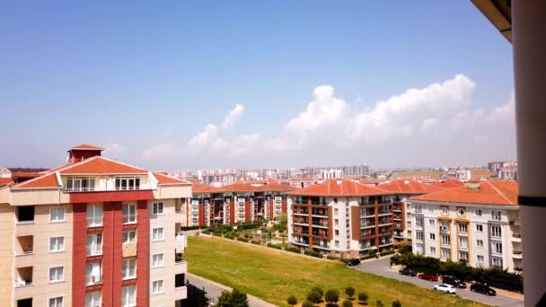 Timelapse. Ciel bleu vif. Des nuages blancs. Toits de maisons en tuiles rouges. — Video