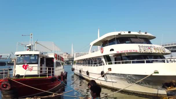 White yachts on pier. Golden Horn Metro Bridge, pleasure tourist ships. — Stock Video