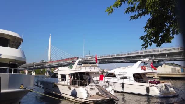 码头上的白色游艇金角大桥，观光游船. — 图库视频影像
