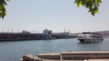 Golden Horn Körfezi. Galata Köprüsü. Turistli beyaz zevk gemileri.