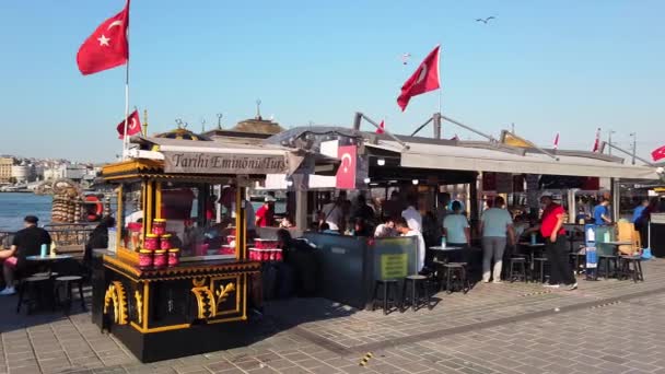 유명 한 에미레 누 광장. 키 오스크스크, 터키 거리 음식가게, 음료. — 비디오