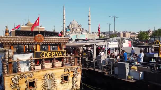 Berömda Eminenu torget. Kiosker, stånd med turkisk gatumat, drycker. — Stockvideo