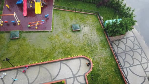 शीर्ष दृश्य. मुसळधार पाऊस. निवासी कॉम्प्लेक्सचे आतील उद्यान पूर . — स्टॉक व्हिडिओ