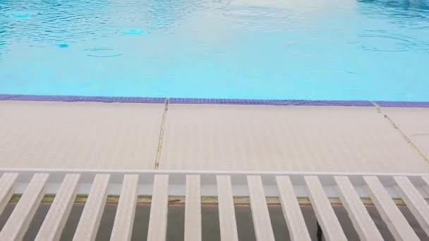 Movimento lento. Gotas de chuva na superfície da água na piscina. Close-up . — Vídeo de Stock