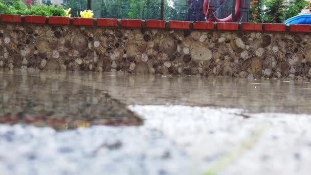 Al rallentatore. Gocce di pioggia su superficie d'acqua in piscina. Primo piano. — Video Stock