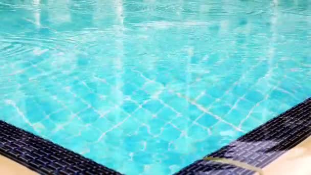 Movimento lento. Gotas de chuva na superfície da água na piscina. Close-up . — Vídeo de Stock