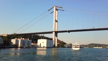 Boğaz Turu 'nda. Fatih Sultan Köprüsü. İkinci Boğaz Köprüsü. Yakın plan..