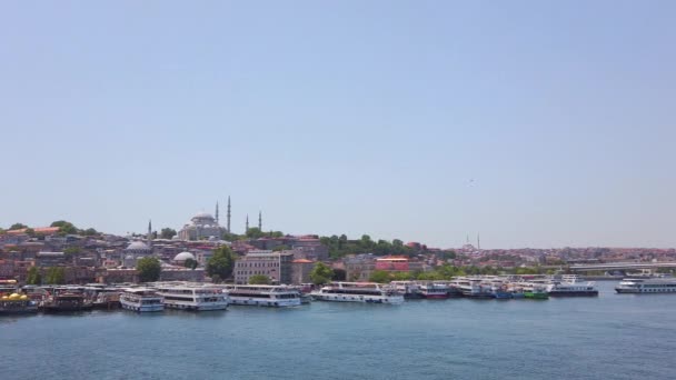 Golden Horn Metro Bridge. Süleymaniye-Moschee. Türkei, Istanbul, Bosporus. — Stockvideo