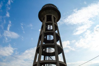 Terk edilmiş pompa istasyonu. Çimento ve ahşaptan yapılmış su kulesi, metal merdivenler ve parmaklıklar. Sarmal merdivenlerden aşağı. Birkaç yağmur yağan sanat eğrisi merdivenleri. Odak resmini seç.