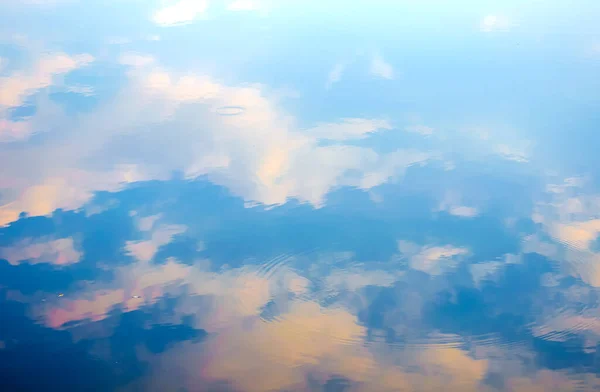 Céu Refletido Emágua Noite Nuvens Pôr Sol Refletidas Lago Fundo — Fotografia de Stock