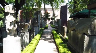 İstanbul Arkeoloji Müzesi 'nin avlusunda. Mermer heykeller, heykeller..